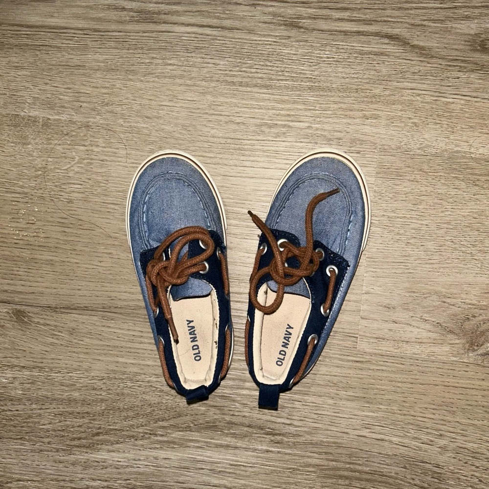 Old navy - boat shoes (child size 8)